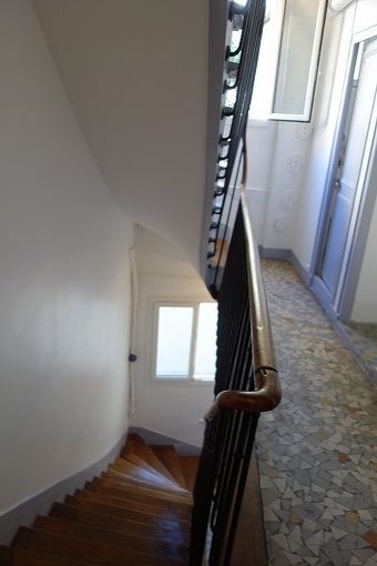 中の階段は木製