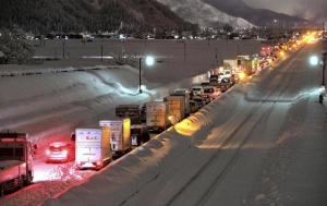 関越自動車道、大雪で立ち往生