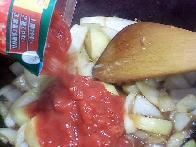 炒めた野菜にトマトを投入
