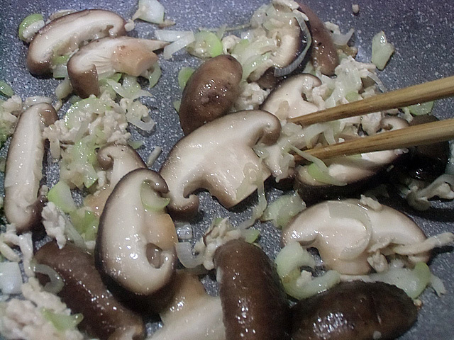 椎茸と挽肉を炒める
