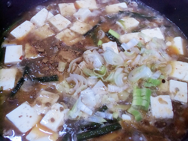 豆腐と葱を煮る