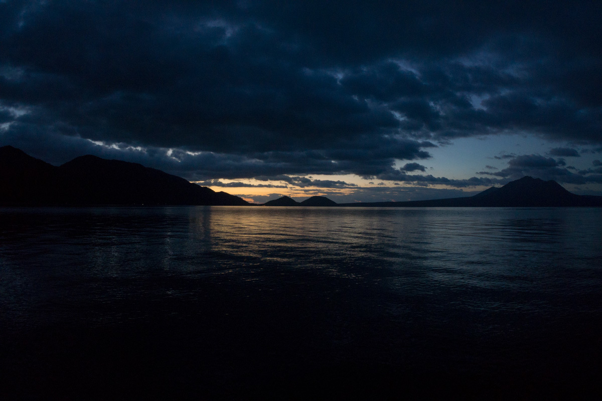 ウルフ 支笏湖で日の出を 旅の途中