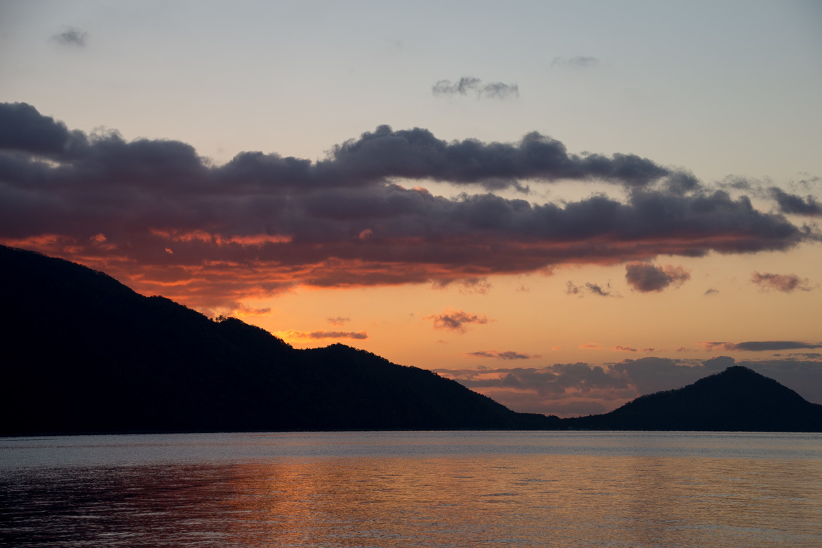 ウルフ 支笏湖で日の出を 旅の途中