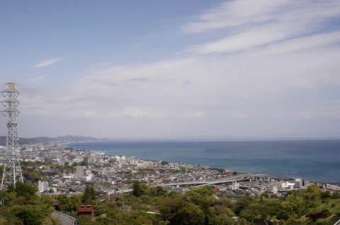 早川の高台から見下ろす小田原の街と相模湾