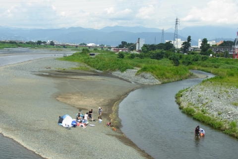 川で水遊びする人たち
