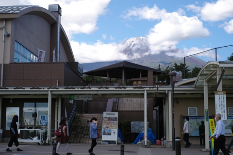 道の駅すばしりから望む初冠雪の富士山