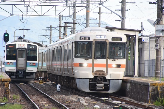2020年8月10日撮影　飯田線は羽場駅にて313系1700番台の回送と発車して行く211系